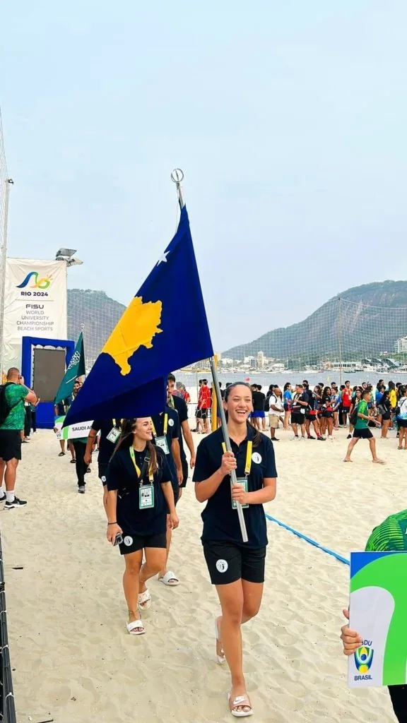 Studentët nga Kosova parakalojnë në ceremoninë hapëse të Kampionatit Botëror Universitar të lojërave të plazhit në Rio de Janeiro
