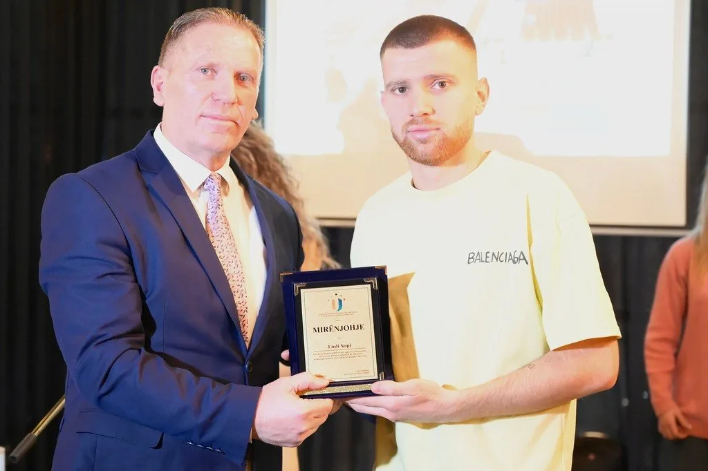 FSUNK-ja shpërblen me mirënjohje studentët dhe partnerët e sportit universitar gjatë vitit 2023
